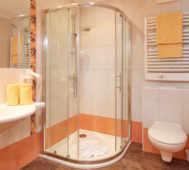 Badezimmer mit Dusche