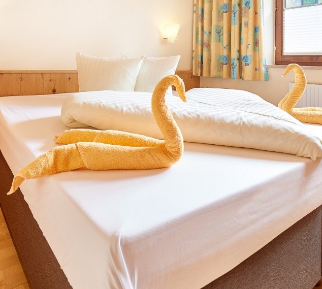 Schlafzimmer mit liebevoller Deko