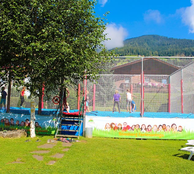 Kinder in der Trampolinanlage