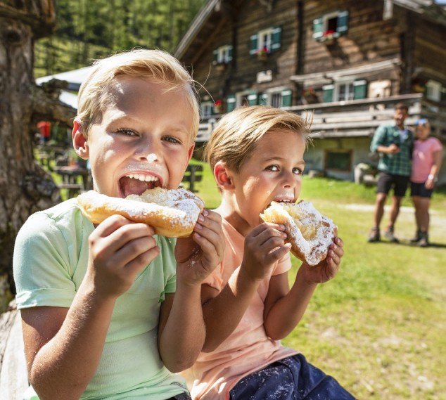 Kinder essen Krapfen