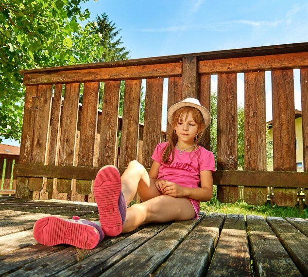 Mädchen relaxt im Sommerurlaub