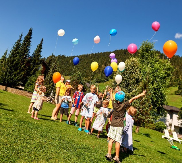 Kinder und Luftballons