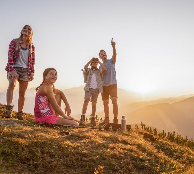 Familie beim Wandern