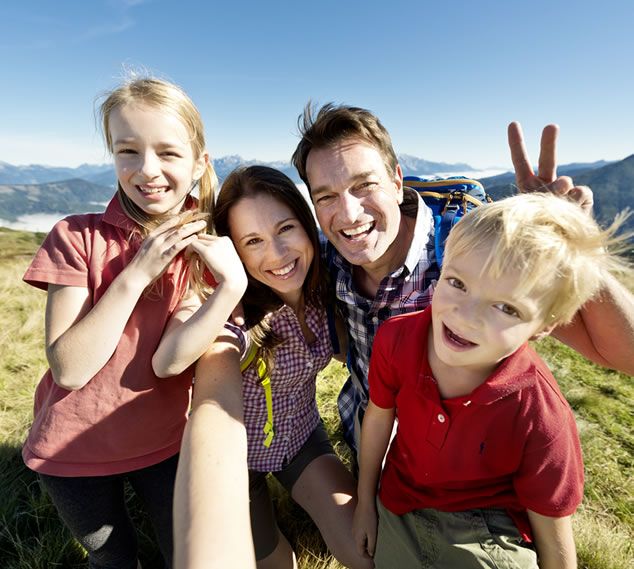 Familie beim Wandern in Flachau, Österreich