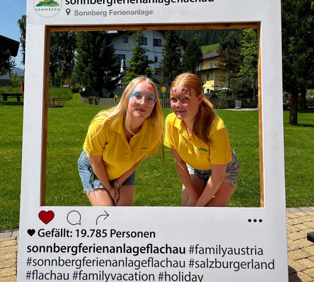 Mädchen vor Instagram-Fotorahmen