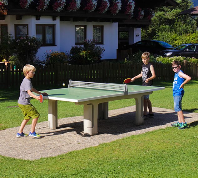 Spielplatz direkt vor dem Familienhotel mit Tischtennis