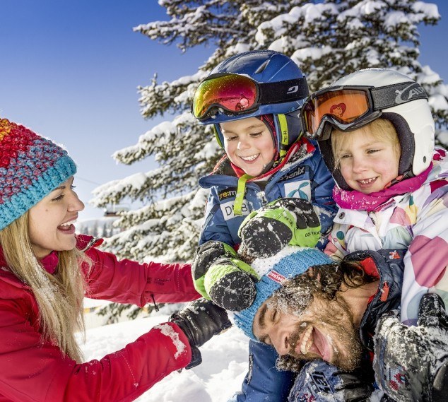 Kinder beim Skifahren