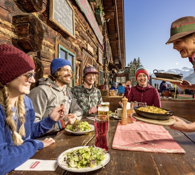Einkehr in eine Skihütte