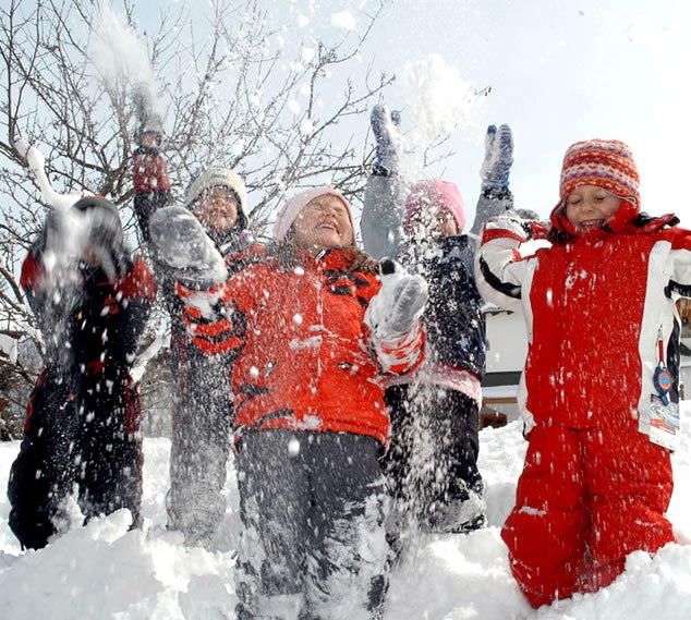 Kinder spielen im Schnee