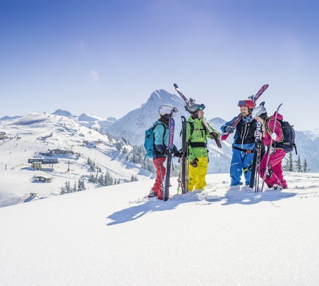 Skigruppe im Tiefschnee