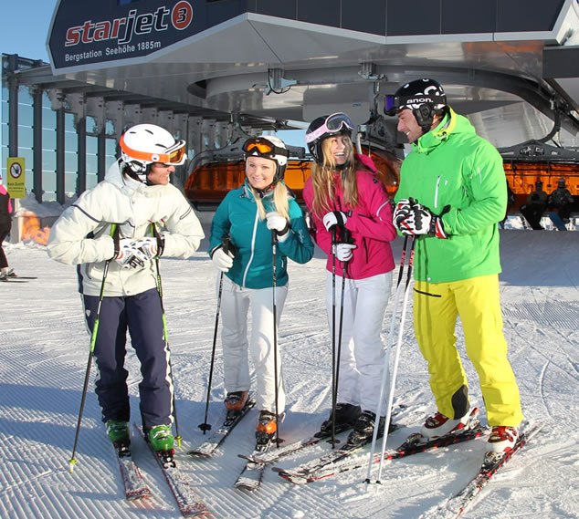 Skifahrer auf der Skipiste in Flachau © Flachau Tourismus