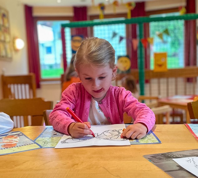 Mal- und Bastelarbeit in der Kinderwelt am Sonnberg