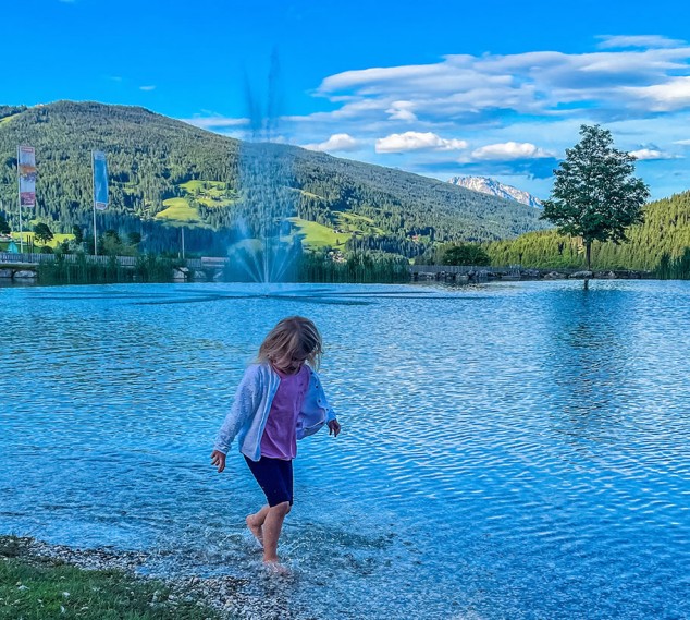 Mädchen beim Badeurlaub in Flachau, Österreich