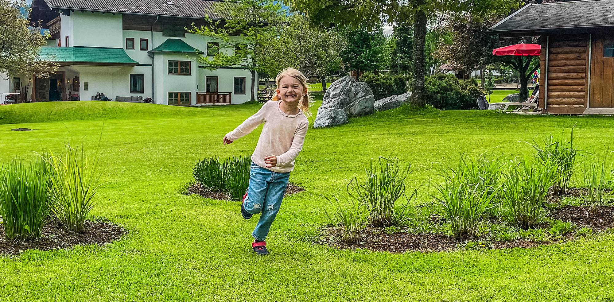 Kind auf der Spielwiese