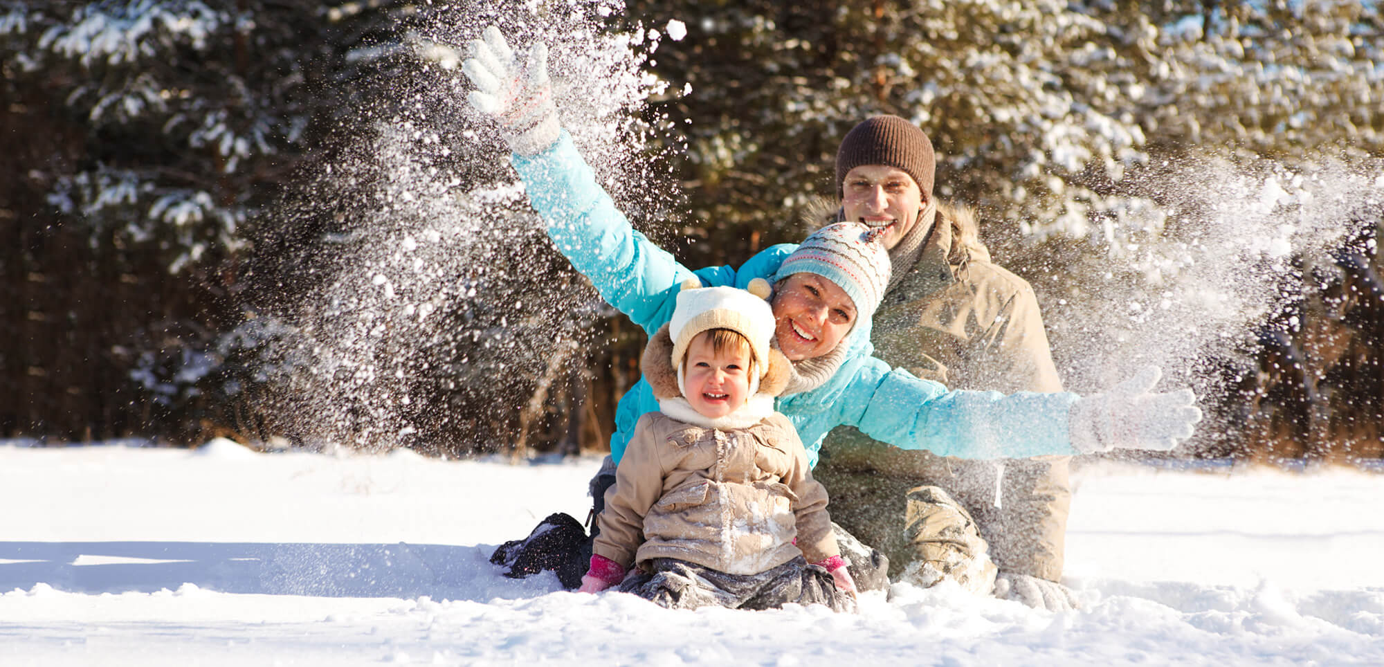 Familie hat Spaß im Schnee