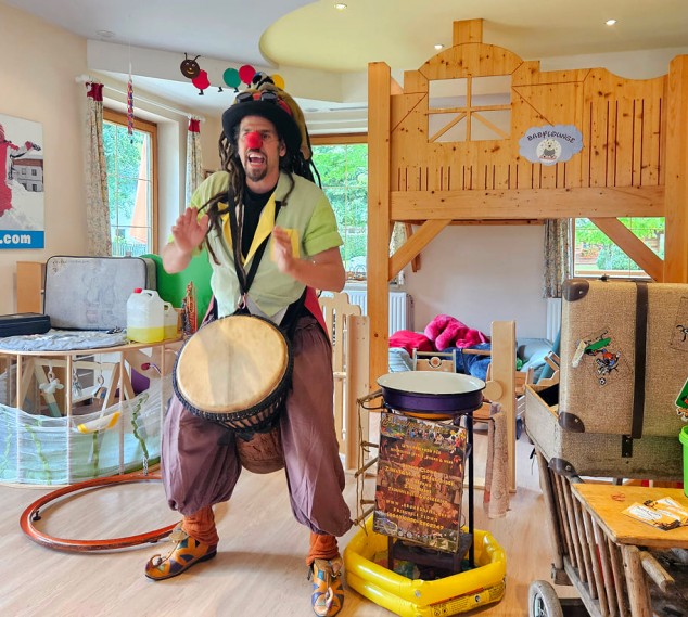Sonnberg Clown trommelt und sorgt für Spaß im Spielraum