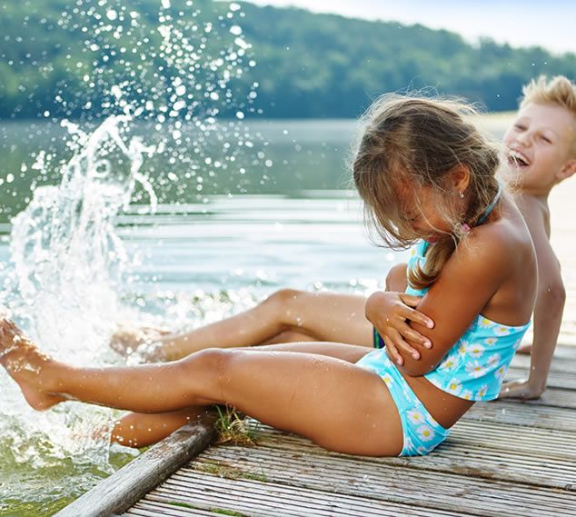 Kinder haben Spaß am Badesee