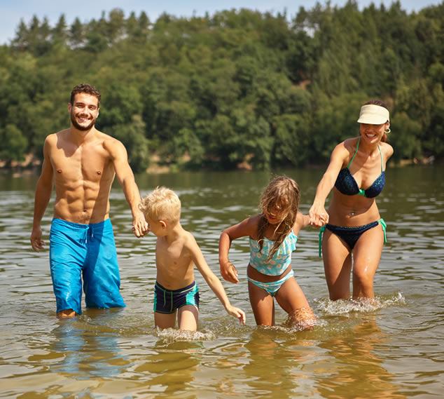 Familie beim Badeurlaub in Flachau, Österreich
