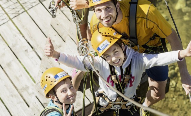 Kinder beim Hochseilgarten im Freizeitpark © Flachau Tourismus