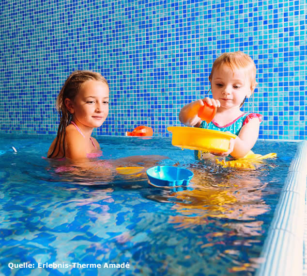 Kinder spielen im Wasser in der Therme Amadé