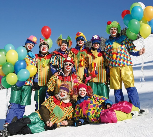 Clowns auf der Skipiste sorgen für Spaß und Unterhaltung