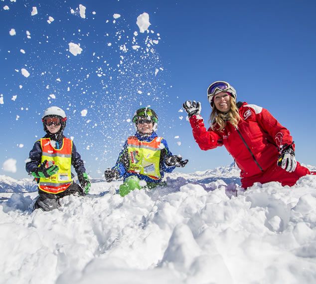 Kinder haben Spaß im Schnee