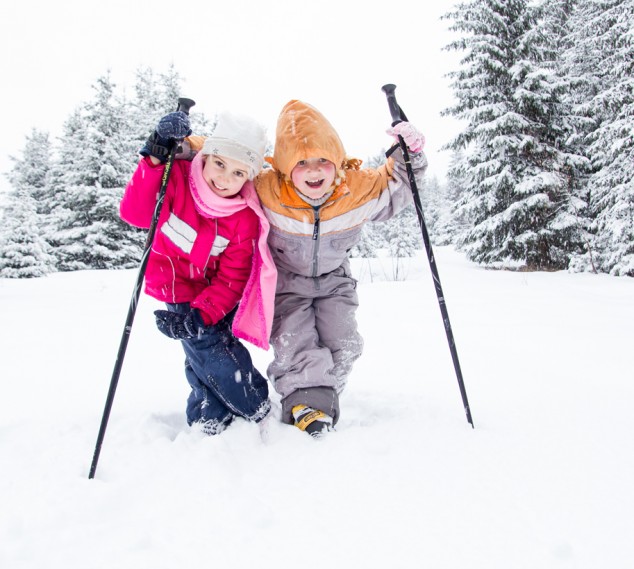 Winterwanderung mit der Familie in tief verschneiter Winterlandschaft