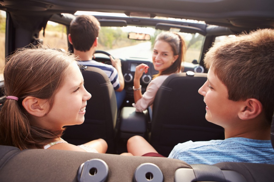 Spiele für die Autofahrt, bei denen Kinder und Eltern Spaß haben