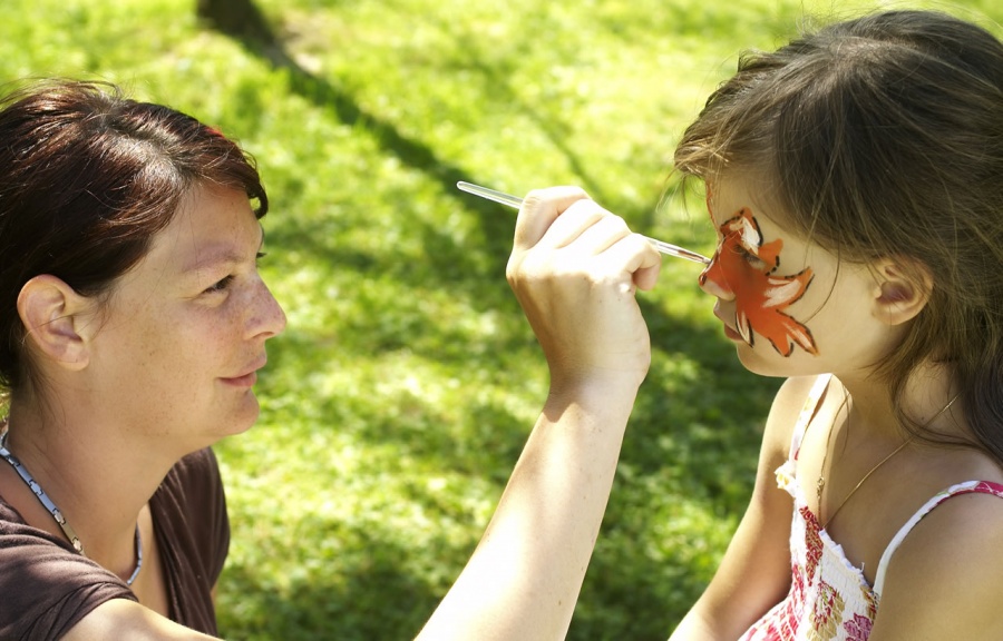 Staunende Kinder beim Kinderschminken