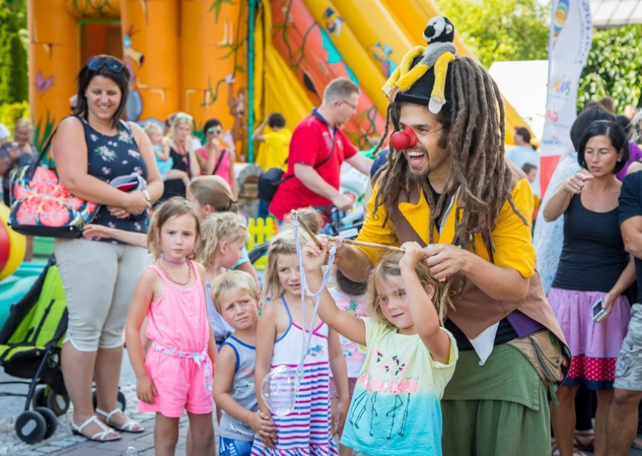 Erlebt das Straßenfest-Flair im Urlaub in Flachau